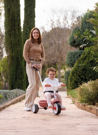 Tricicletă cu sistem de ghidare Be Move Pink Tricycle Smoby cu bară de ghidaj reglabilă de 95 cm și roți silențioase EVA culoare roz pentru copii de l