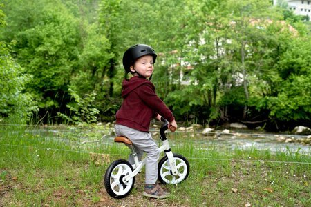 Balančné odrážadlo First Bike Smoby s ultraľahkou 2,5 kg kovovou konštrukciou a tichým chodom gumených kolies od 24 mes