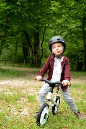 Balančné odrážadlo First Bike Smoby s ultraľahkou 2,5 kg kovovou konštrukciou a tichým chodom gumených kolies od 24 mes