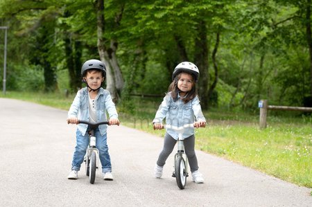 Balančné odrážadlo First Bike Smoby s ultraľahkou 2,5 kg kovovou konštrukciou a tichým chodom gumených kolies od 24 mes