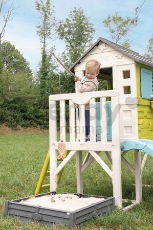 Domček na pilieroch s pieskoviskom záhradkou Square Playhouse on Stilts Smoby a 1,5 m šmykľavka s rebríkom UV filter od 24 mes