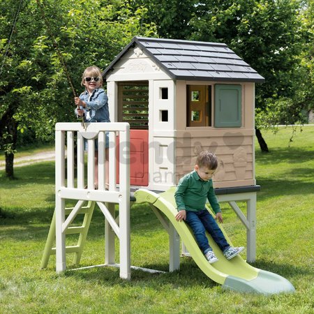 Domček na pilieroch s 1,5 m šmykľavkou s vodotryskom House On Stilts Life Smoby rozšíriteľný s rebríkom a 2 okná s okenicami a UV filtrom od 24 mes - 