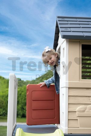 Domček na pilieroch s 1,5 m šmykľavkou s vodotryskom House On Stilts Life Smoby rozšíriteľný s rebríkom a 2 okná s okenicami a UV filtrom od 24 mes - 