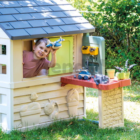 Pracovná dielňa s 39 doplnkami k domčekom Smoby Garden Workshop so stavebnicou auta a pracovným náradím od 24 mes