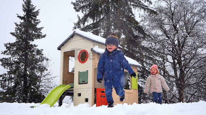 Domček Dobrodružstvo s predsieňou a šmykľavkou Adventure House Life Smoby rozšíriteľný s padacími dverami a lezeckými stenami s UV filtrom