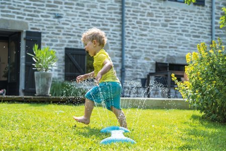 Vodná hra na záhradu s vodným tunelom Splashy Way 2v1 Smoby pod všetky šmykľavky s nastaviteľnou výškou trysiek a UV filtrom od 24 mes