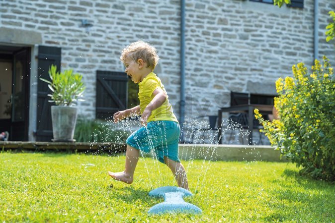 Vodná hra na záhradu a pod šmykľavky Splashy Way 2v1 Life Smoby s efektom vodného tunela s nastaviteľnou výškou trysiek a UV filtrom od 24 mes - model
