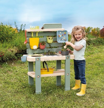 Kuchynka pre záhradníkov Mud Kitchen Life Smoby hra s trávou kvetinami a pieskom 15 doplnkov s náradím a nádržou na vodu od 3 rokov - model 2025