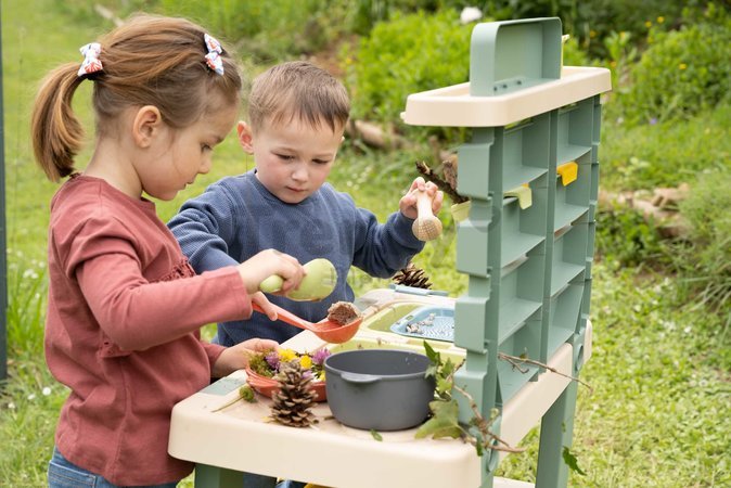 Kuchynka pre záhradníkov Mud Kitchen Life Smoby hra s trávou kvetinami a pieskom 15 doplnkov s náradím a nádržou na vodu od 3 rokov - model 2025