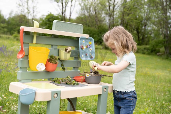 Kuchynka pre záhradníkov Mud Kitchen Life Smoby hra s trávou kvetinami a pieskom 15 doplnkov s náradím a nádržou na vodu od 3 rokov - model 2025