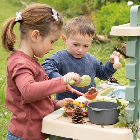 Kuchynka pre záhradníkov Mud Kitchen Life Smoby hra s trávou kvetinami a pieskom 15 doplnkov s náradím a nádržou na vodu od 3 rokov - model 2025