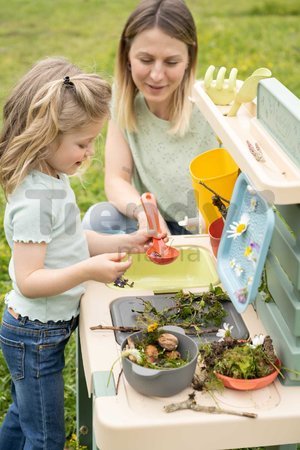 Kuchynka pre záhradníkov Mud Kitchen Life Smoby hra s trávou kvetinami a pieskom 15 doplnkov s náradím a nádržou na vodu od 3 rokov - model 2025