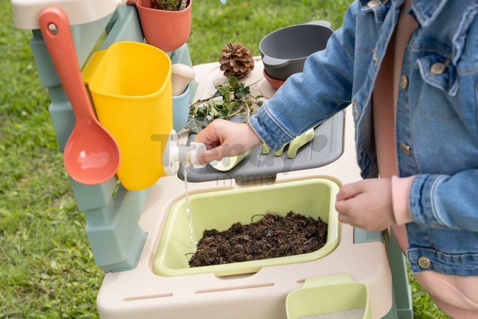 Kuchynka pre záhradníkov Mud Kitchen Life Smoby hra s trávou kvetinami a pieskom 15 doplnkov s náradím a nádržou na vodu od 3 rokov - model 2025