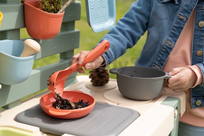 Kuchynka pre záhradníkov Mud Kitchen Life Smoby hra s trávou kvetinami a pieskom 15 doplnkov s náradím a nádržou na vodu od 3 rokov - model 2025