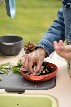 Kuchynka pre záhradníkov Mud Kitchen Life Smoby hra s trávou kvetinami a pieskom 15 doplnkov s náradím a nádržou na vodu od 3 rokov - model 2025