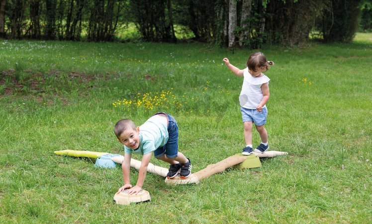 Dobrodružná dráha so 4 chodníkmi Adventure Course Life Smoby 4 oporné body na rozvoj rovnováhy a pohybových zručností detí od 24 mes - model 2025