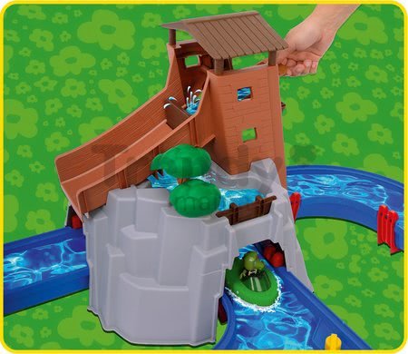 Vodná dráha Adventure Land AquaPlay dobrodružstvo pod vodopádom a v horskej veži a vodným delom na ostrove