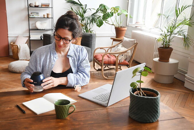 Odsávačka materského mlieka Hands-Free Electric Breast Pump Night Blue Beaba elektrická 3 režimy a 9 úrovní výkonu 180 ml BE911735