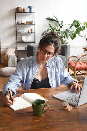 Odsávačka materského mlieka Hands-Free Electric Breast Pump Night Blue Beaba elektrická 3 režimy a 9 úrovní výkonu 180 ml BE911735