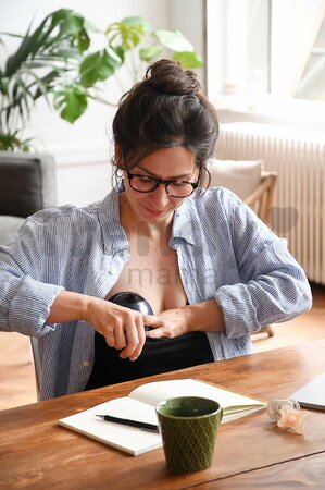 Odsávačka materského mlieka Hands-Free Electric Breast Pump Night Blue Beaba elektrická 3 režimy a 9 úrovní výkonu 180 ml BE911735