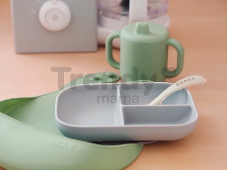 Jedálenská súprava Silicone Meal Essentials Set Beaba s hrnčekom a tanierom s lyžičkou a podbradník zeleno-sivá od 8 mes