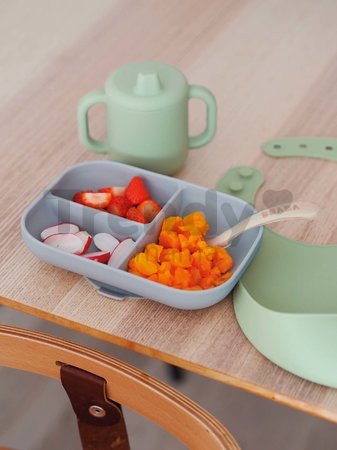 Jedálenská súprava Silicone Meal Essentials Set Beaba s hrnčekom a tanierom s lyžičkou a podbradník zeleno-sivá od 8 mes