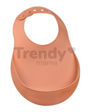 Podbradník pre deti Silicone Bib Beaba Terracotta z mäkkého silikónu a gombíkmi oranžový od 4 mes