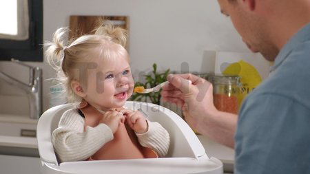 Podbradník pre deti Silicone Bib Beaba Terracotta z mäkkého silikónu a gombíkmi oranžový od 4 mes