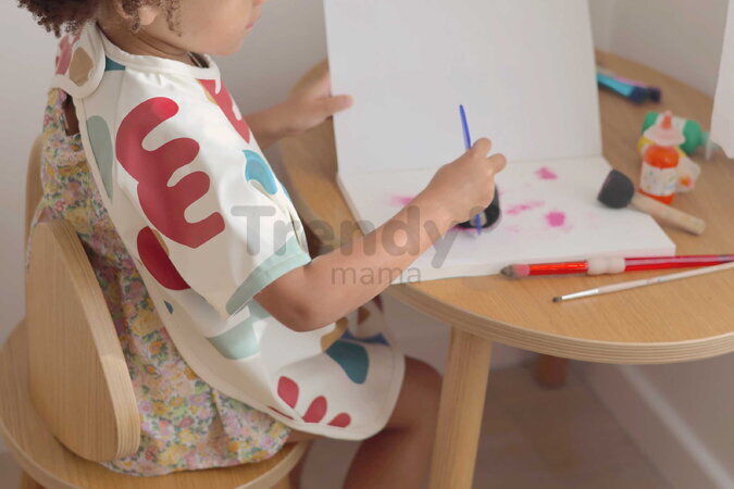 Podbradník 2v1 Bib with Removable Sleeves Playful Beaba s odnímateľnými rukávmi vodeodolný so vzorom od 4 mes BE913576