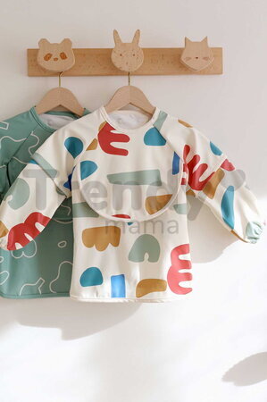 Podbradník 2v1 Bib with Removable Sleeves Playful Beaba s odnímateľnými rukávmi vodeodolný so vzorom od 4 mes BE913576