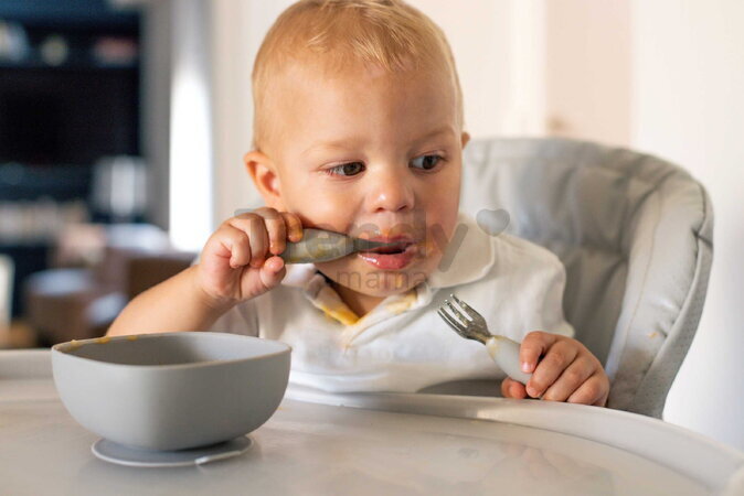 Prvý detský príbor Stainless Steel Pre-Cutlery Velvet Grey Beaba vidlička a lyžička sivý od 10 mes BE913581