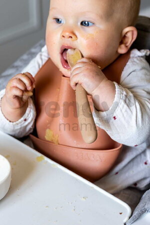 Prvé tréningové lyžičky First Age Silicone Spoons Clay Duo Beaba zo silikónu na samostatné jedenie v praktickom obale 2 kusy hnedé od 4 mes BE913599