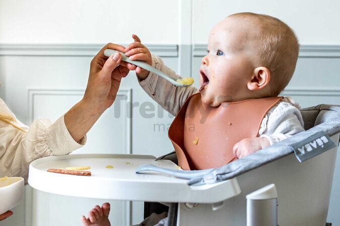 Prvé tréningové lyžičky First Age Silicone Spoons Nature Duo Beaba zo silikónu na samostatné jedenie v praktickom obale 2 kusy zeleno-modré od 4 mes B