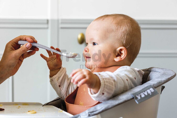 Prvé tréningové lyžičky First Age Silicone Spoons Nature Duo Beaba zo silikónu na samostatné jedenie v praktickom obale 2 kusy zeleno-modré od 4 mes B