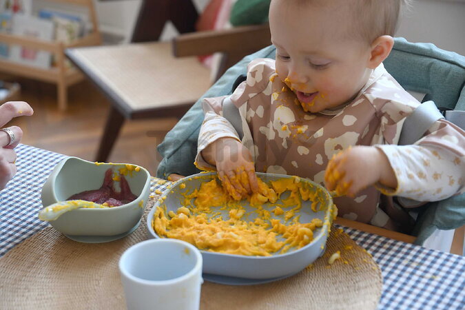 Jedálenská súprava Silicone Meal Set Pebble Beaba zo silikónu 4 dielna zeleno-sivá od 4 mes