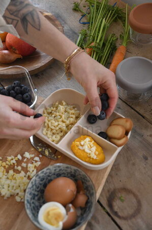 Tanier pre bábätká Divided Silicone Plate Clay Beaba zo silikónu rozdelený béžový od 4 mes BE913614