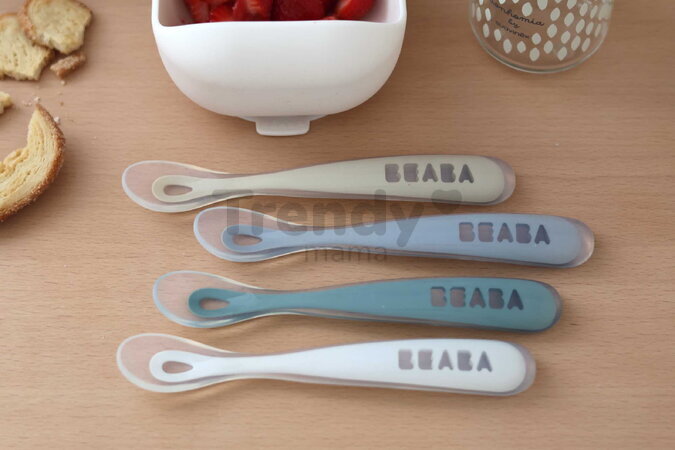 Prvé tréningové lyžičky First Age Silicone Spoons Pebble Cloud Blue Baltic Blue Clay Set Beaba zo silikónu na samostatné jedenie 4 kusy od 4 mes BE913