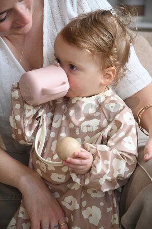 Hrnček pre bábätká Silicone Training Cup Cotton Candy Beaba s vrchnákom na samostatné pitie ružový od 8 mes