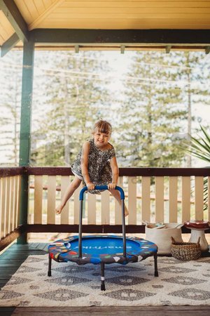 Trampolína Activity Center 3-in-1 smarTrike skladacia okrúhla s obvodom 92 cm s rúčkou bazénom a 100 ks loptičiek od 10 mes