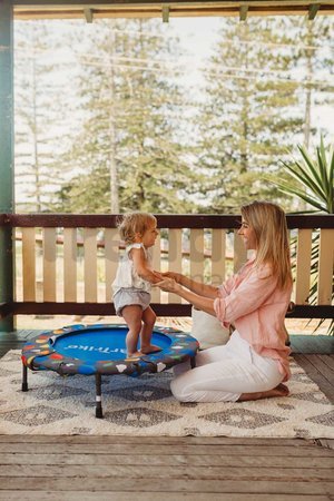 Trampolína Activity Center 3-in-1 smarTrike skladacia okrúhla s obvodom 92 cm s rúčkou bazénom a 100 ks loptičiek od 10 mes