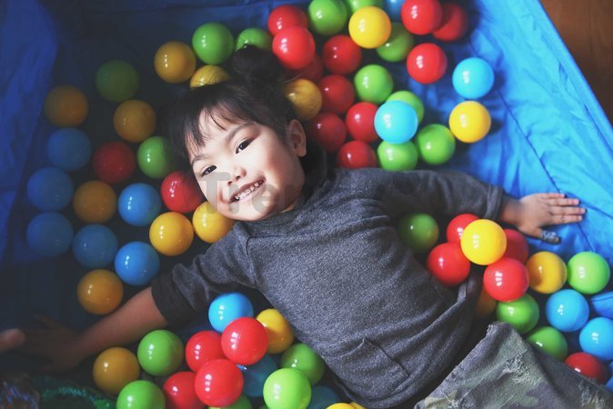 Trampolína Activity Center 3-in-1 smarTrike skladacia okrúhla s obvodom 92 cm s rúčkou bazénom a 100 ks loptičiek od 10 mes
