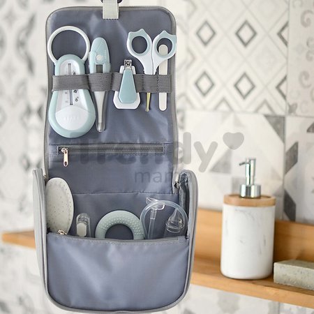 Toaletné potreby pre bábätko Hanging Toiletry Pouch Beaba v závesnej taštičke s 9 doplnkami zeleno-modrá