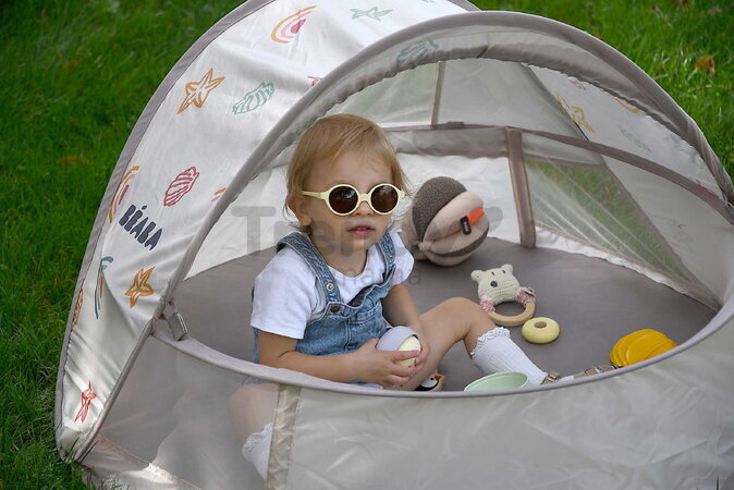 Plážový stan pre deti Breezynest Anti UV Tent Clay Earth Beaba s 360° ventiláciou a ochranou proti piesku a hmyzu béžový od 0-24 mes