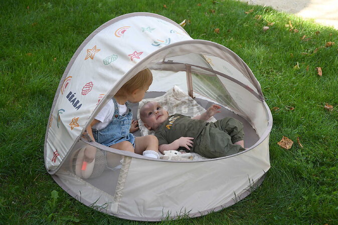 Plážový stan pre deti Breezynest Anti UV Tent Clay Earth Beaba s 360° ventiláciou a ochranou proti piesku a hmyzu béžový od 0-24 mes
