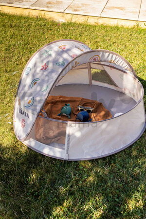 Plážový stan pre deti Breezynest Anti UV Tent Clay Earth Beaba s 360° ventiláciou a ochranou proti piesku a hmyzu béžový od 0-24 mes