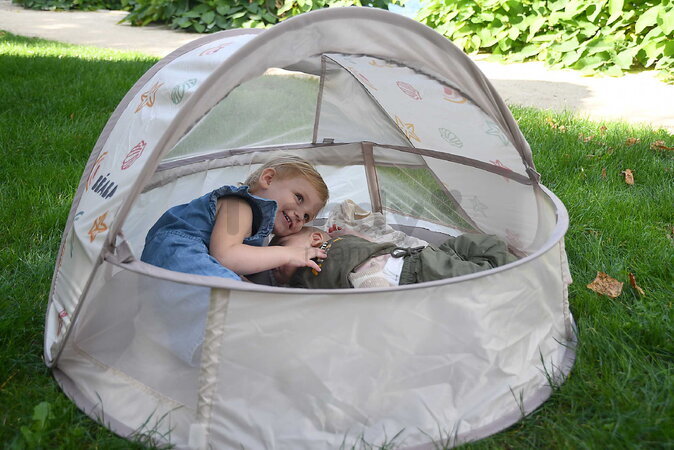 Plážový stan pre deti Breezynest Anti UV Tent Clay Earth Beaba s 360° ventiláciou a ochranou proti piesku a hmyzu béžový od 0-24 mes
