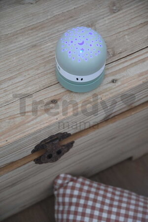 Nočný projektor hviezdnej oblody Pixie Projector Sage Green Beaba s hudbou a zvukmi a so senzorom plaču zelený od 0 mes BE930404