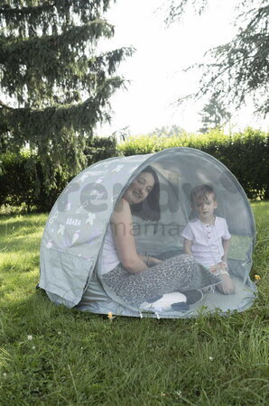 Plážový stan pre deti Breezy Anti UV Tent Lichen Beaba s 360° ventiláciou a ochranou proti piesku a hmyzu 120*85 cm sivý so vzorom od 0-36 mes