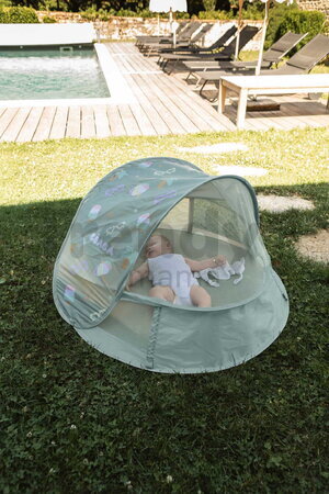 Plážový stan pre deti Breezynest Anti UV Tent Lichen Beaba s 360° ventiláciou a ochranou proti piesku a hmyzu sivý od 0-24 mes