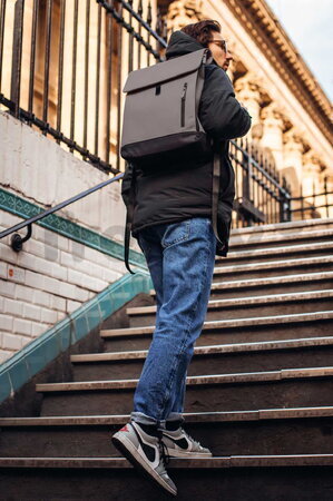 Prebaľovací batoh Oslo Changing Bag Mineral Grey Beaba vodeodolný s prebaľovacou podložkou a popruhmi ku kočíku sivý BE940320